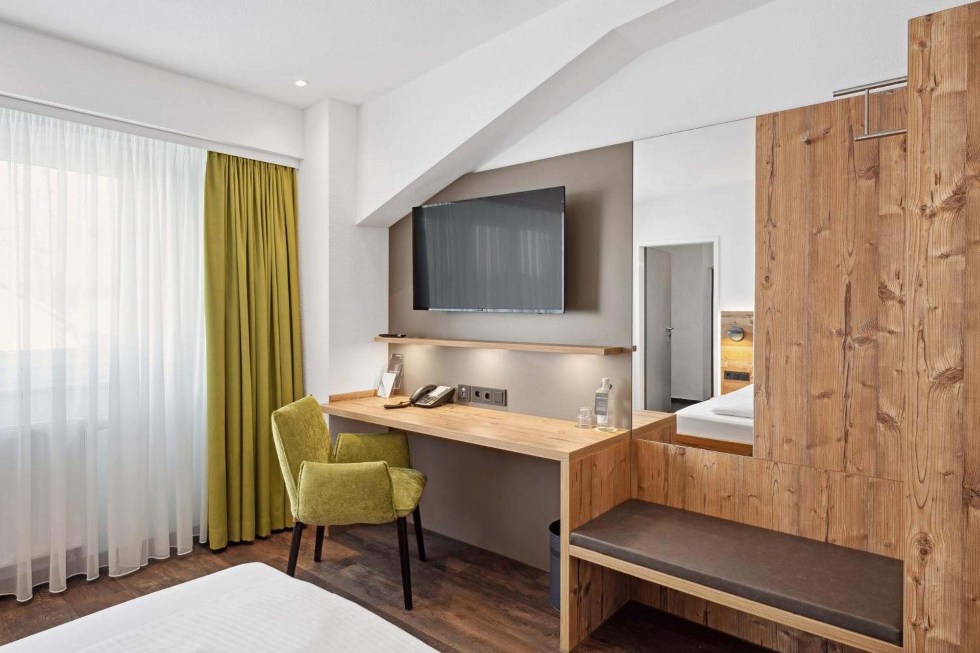 Hotel Zeppelin Laupheim Bagian luar foto