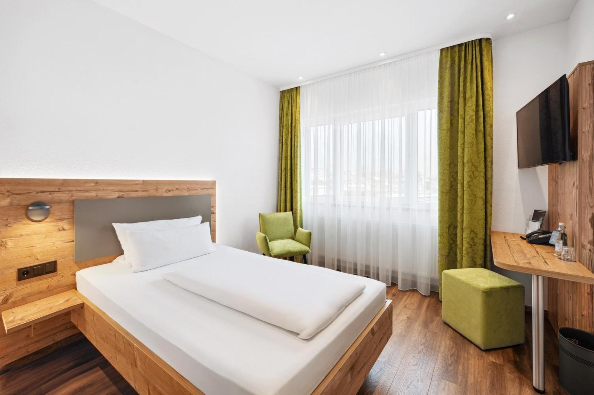 Hotel Zeppelin Laupheim Bagian luar foto