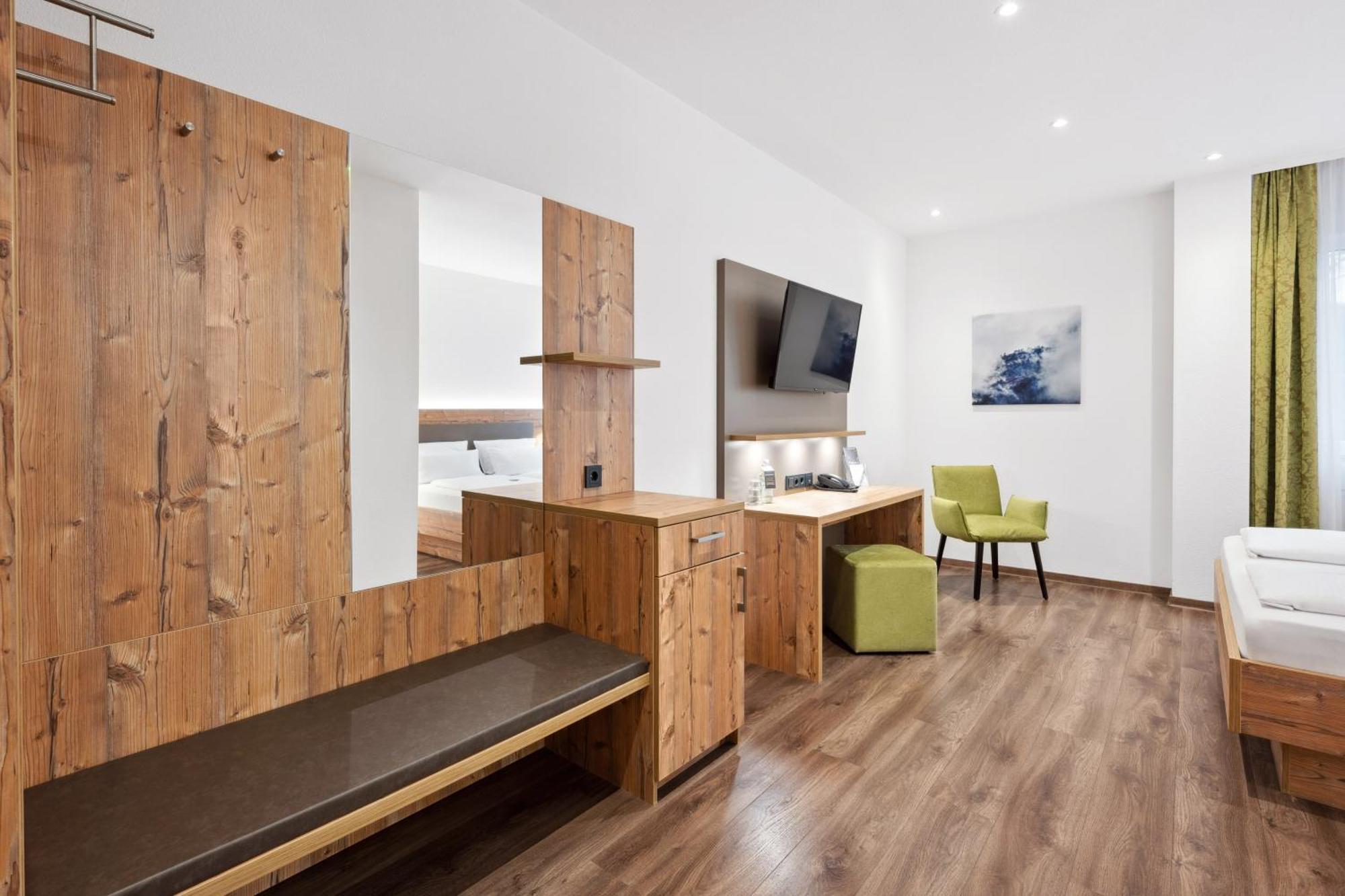 Hotel Zeppelin Laupheim Bagian luar foto