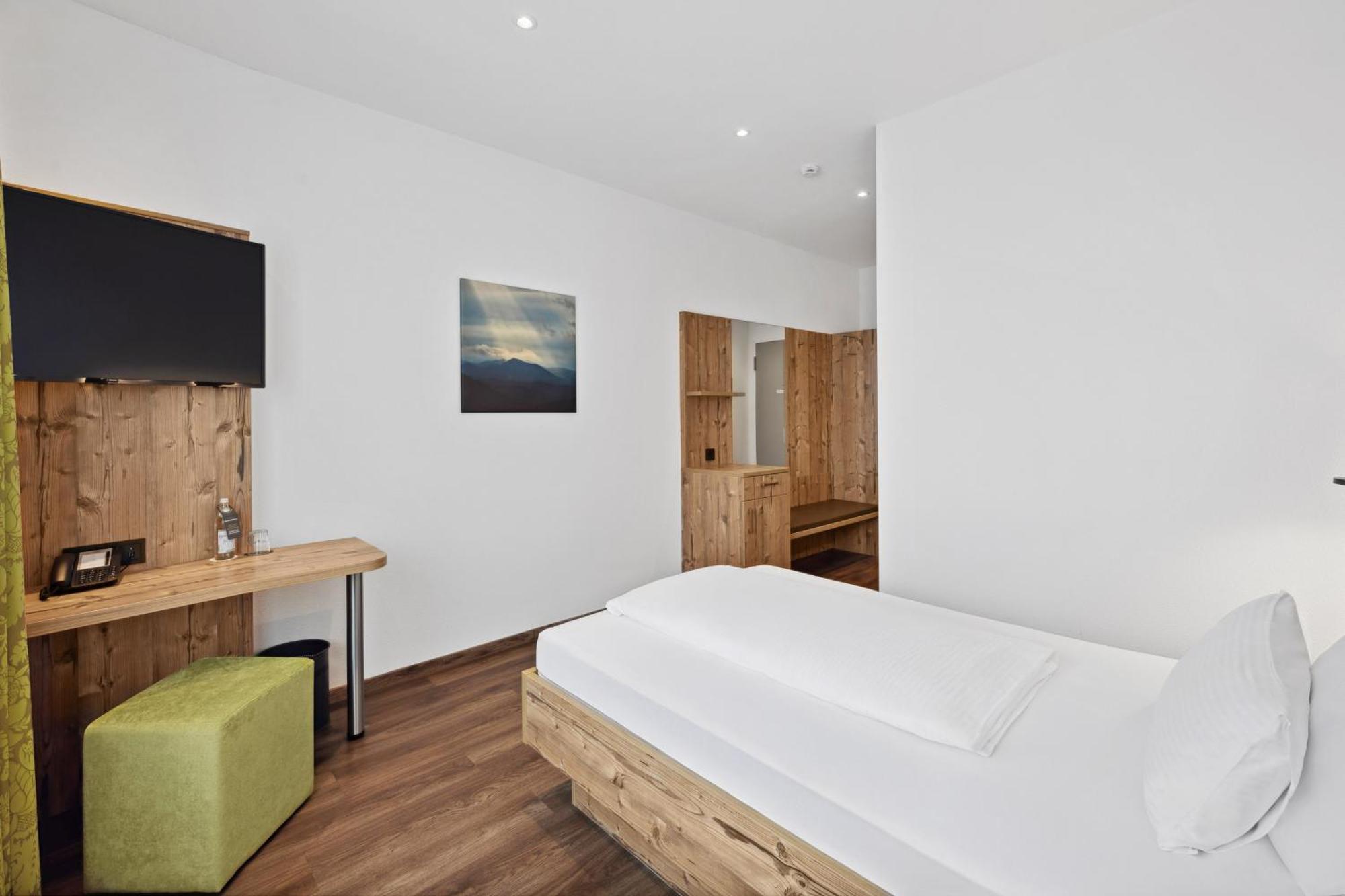 Hotel Zeppelin Laupheim Bagian luar foto
