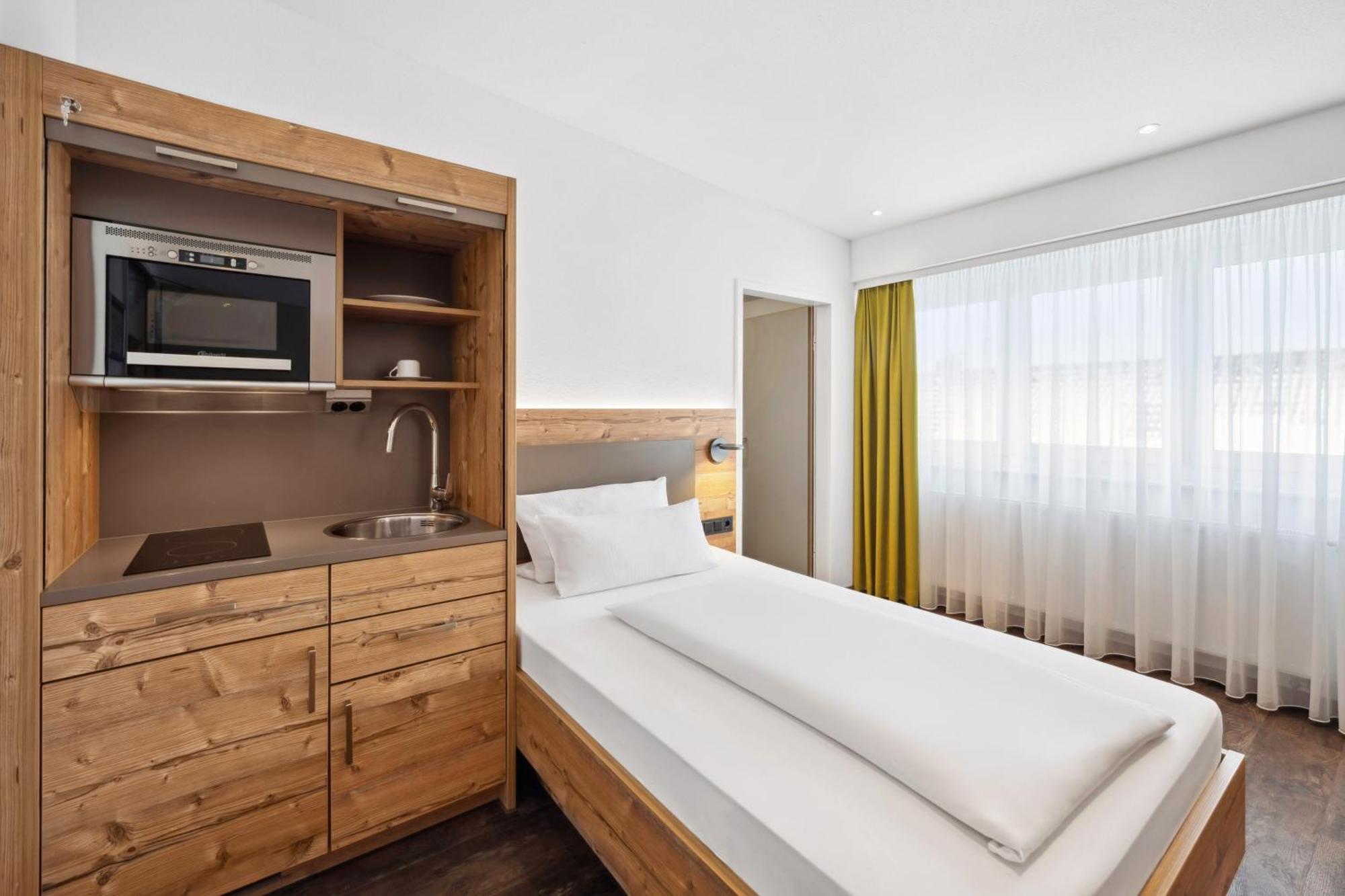 Hotel Zeppelin Laupheim Bagian luar foto