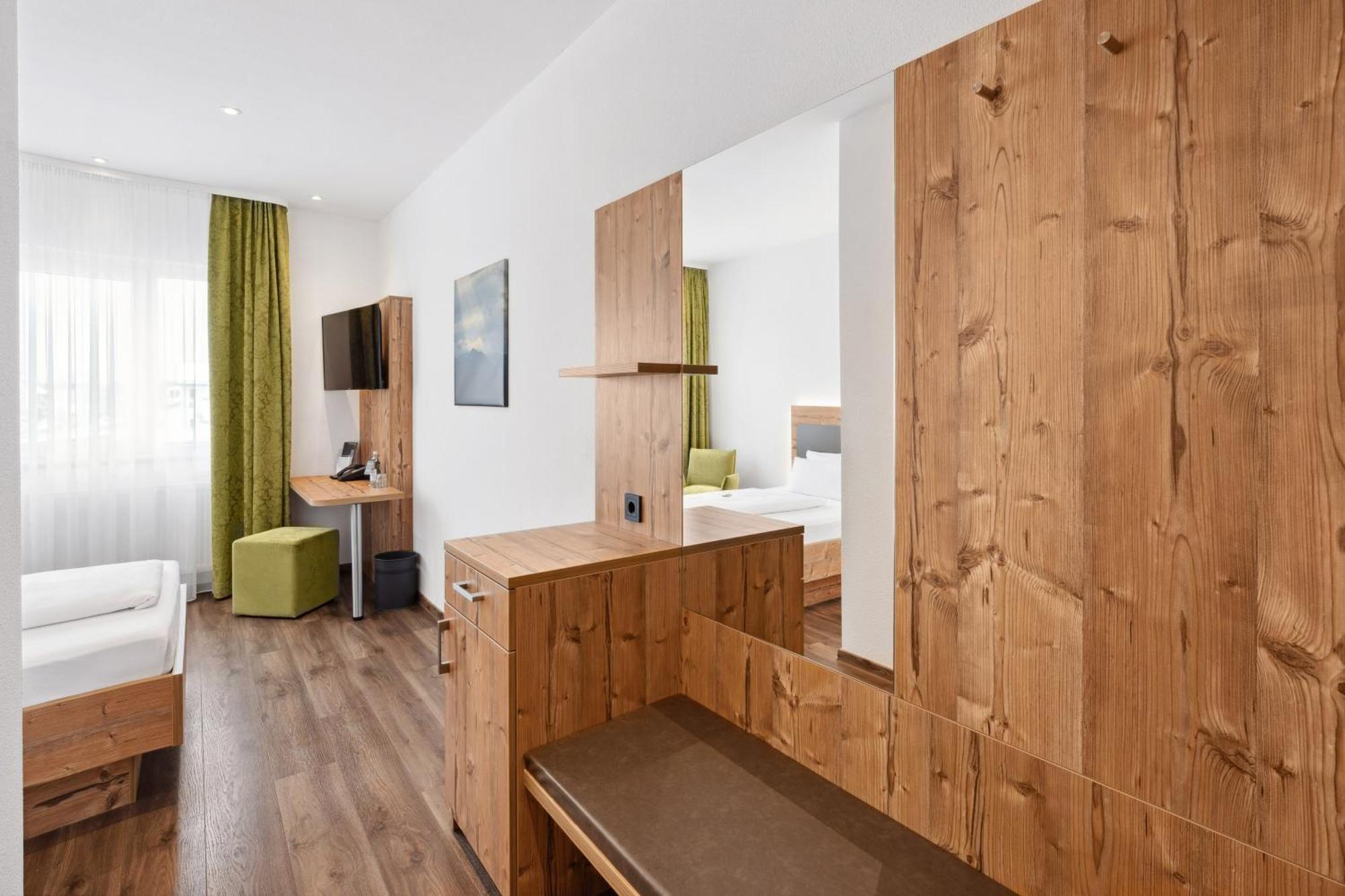 Hotel Zeppelin Laupheim Bagian luar foto